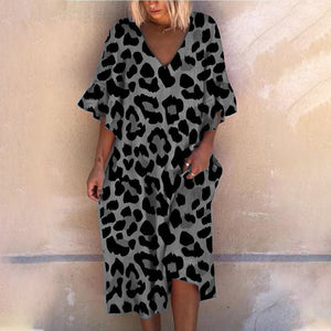 Vestido holgado con escote de pico y estampado de leopardo