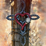 Cargar imagen en el visor de la galería, Cruz de herradura natural con corazón
