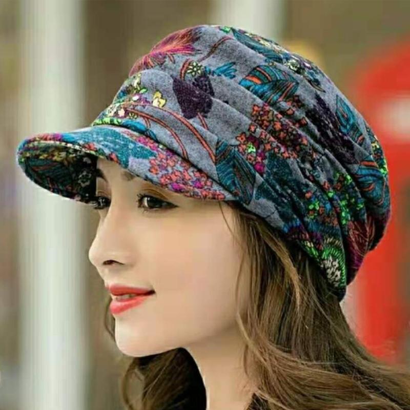 Gorra de Ala Corta con Pliegues Florales