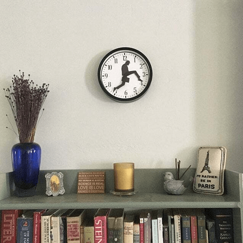 Reloj de pared para caminar humano