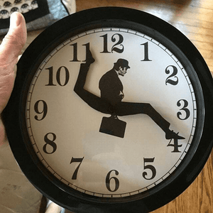 Reloj de pared para caminar humano